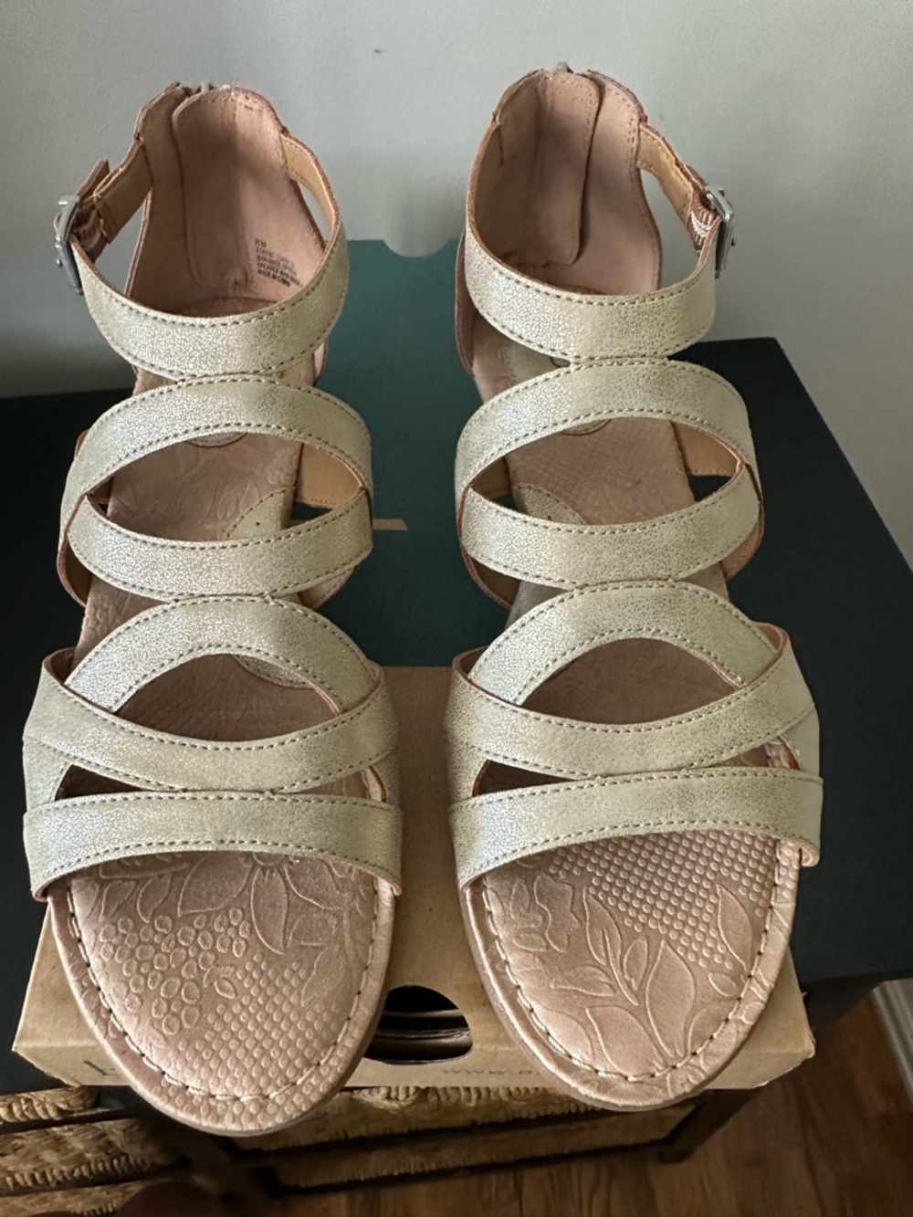 b.o.c. Born Concept Searing Sandals Sz 8M Light Gold Strappy Comfort Wedge EUC